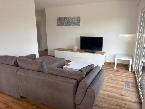Μια τηλεόραση ή/και κέντρο ψυχαγωγίας στο Ferienhaus Kölzer Weg Erdgeschoss mit E-Auto Ladestation