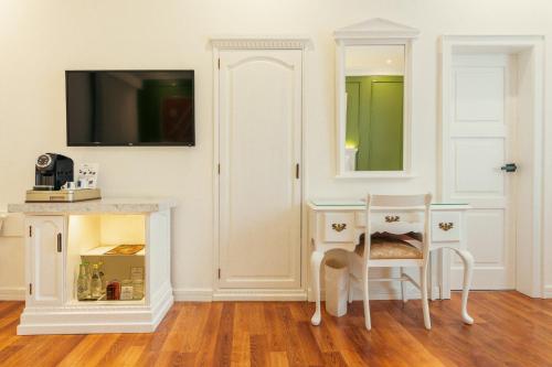 a white room with a table and a mirror at Hotel Boutique Santa Lucia in Cuenca