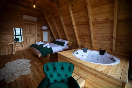 Ένα ή περισσότερα κρεβάτια σε δωμάτιο στο Cemilyano Bungalov