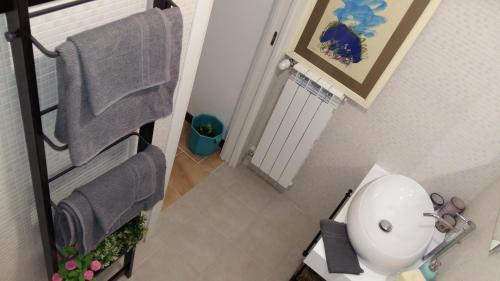 an overhead view of a bathroom with a sink and towels at Pompei Rooms and Apartment in Pompei