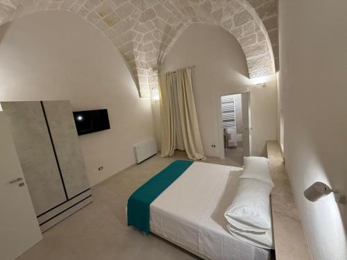 1 dormitorio con cama y techo abovedado en Palazzo Mancini, en Avetrana