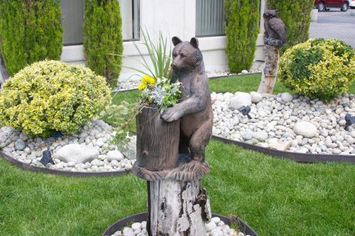 a statue of a squirrel holding a bouquet of flowers at Gateway Inn and Suites in Salida