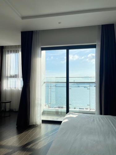 Cama o camas de una habitación en Studio Sapphire Hạ Long View Biển Tầng Cao