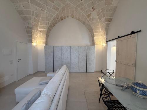 Habitación grande con sofá y mesa. en Palazzo Mancini, en Avetrana