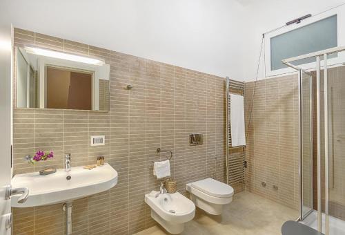 a bathroom with a sink and a toilet and a shower at Villa Zenit in Pozzallo