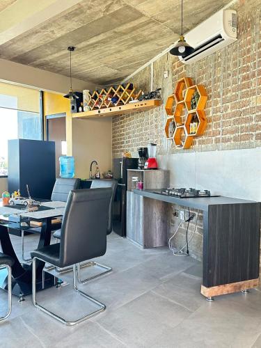 コミタン・デ・ドミンゲスにあるApartment & studio with city viewsの机と椅子とレンガの壁があるオフィス
