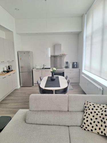 un salon avec un canapé et une table dans l'établissement Louise Luxe Stay in Central Brussels, à Bruxelles