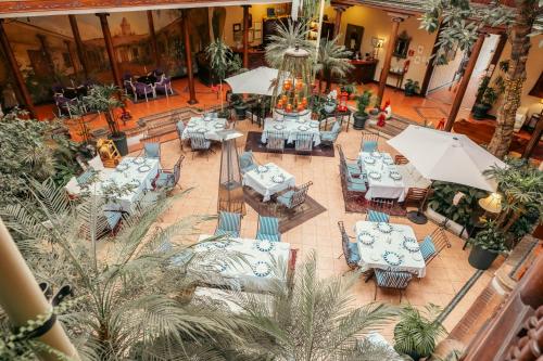 an aerial view of a restaurant with tables and chairs at Hotel Boutique Santa Lucia in Cuenca