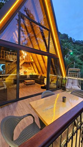 een balkon met een tafel en stoelen op een gebouw bij Saklı Vadi Suit Villa in Ardeşen