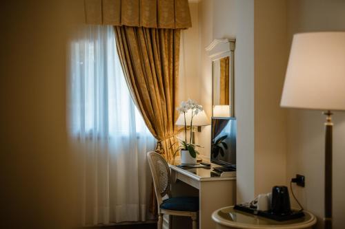 ガルドーネ・リヴィエラにあるHotel Savoy Palaceのギャラリーの写真