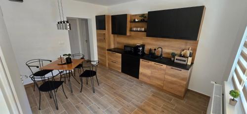 Kuchyň nebo kuchyňský kout v ubytování Szőlő Apartman