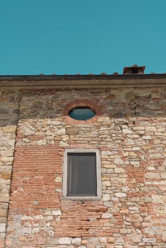 a window on the side of a brick building at Al Podere del Nonno Romolo in Sansepolcro