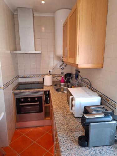 ポルト・コーヴォにあるCasa Areia - Porto Covoのシンクとカウンタートップのあるキッチン