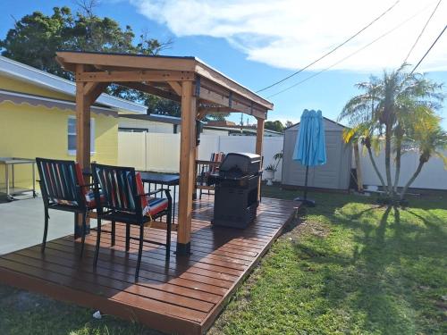 Zahrada ubytování Entire Home 3BR 1BA Sleeps 6 St Pete, FL Spacious Private Backyard