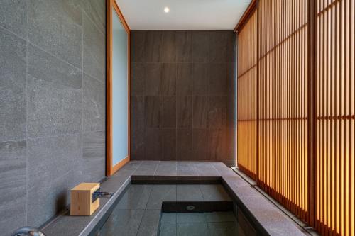 a room with a bench in the middle of a room at Villa NIGIN in Miyazu