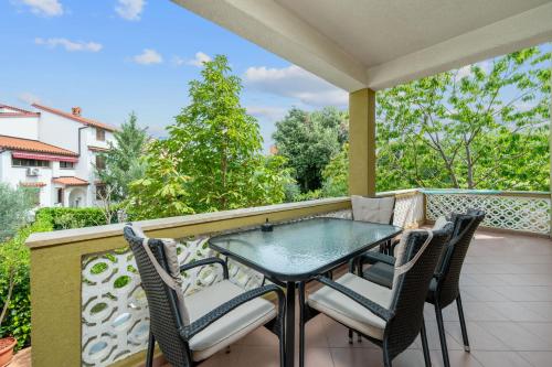 Villa Maras with yard, 400 m to the beach