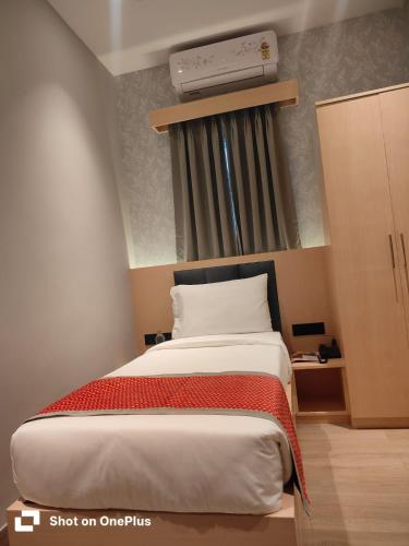 Una cama o camas en una habitación de The Citi Residenci Hotel, Bidhannagar