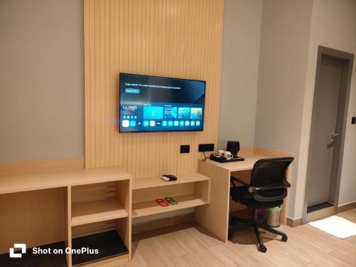 Una televisión o centro de entretenimiento en The Citi Residenci Hotel, Bidhannagar
