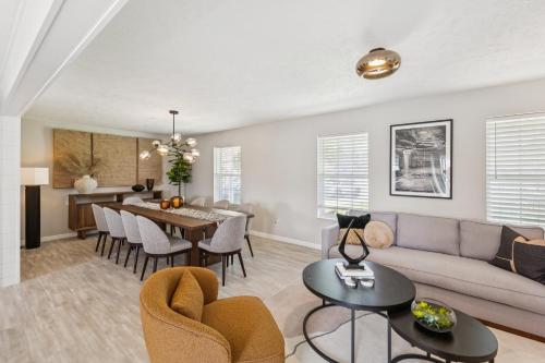 Ruang duduk di Oglesby Vacation Home home