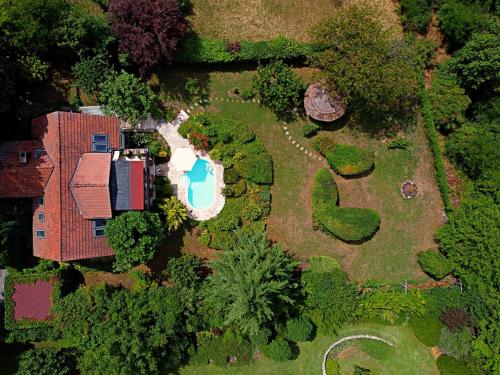 an aerial view of a yard with a swimming pool at Sajkod-az Öböl Csendje in Tihany
