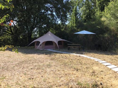 a tent and a picnic table in a field at B&B dell'Aviatore in San Liberato