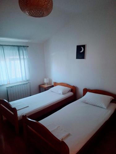 Postel nebo postele na pokoji v ubytování Apartments Leonarda