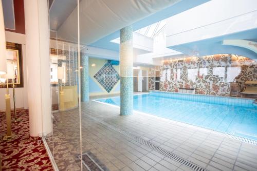 a large swimming pool in a hotel room at Hotel Ferrari in Salsomaggiore Terme