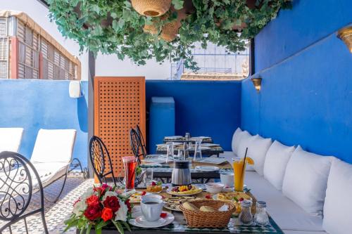 Una mesa con comida en una habitación azul. en Riad Jowara, en Marrakech