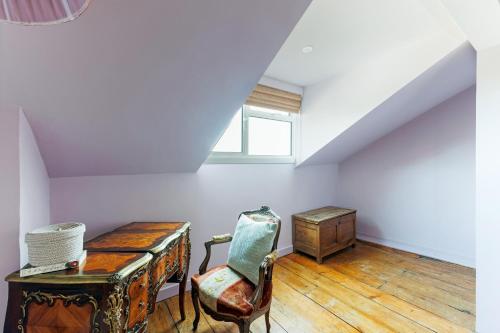 Posezení v ubytování Consorts & Concubines, Opposite Windsor Castle, Castle view, Center of town, 4 Bed Apartment, Sleeps up to 7, Consorts & Concubines