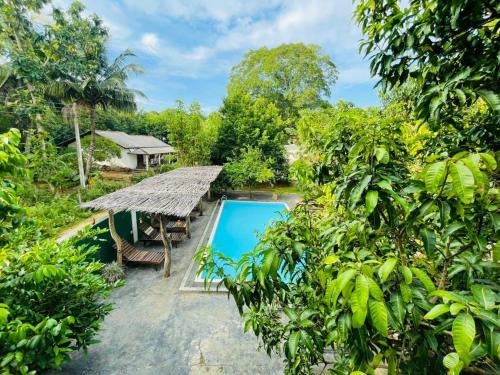 Bazén v ubytování Lily Safari Resort Udawalwa nebo v jeho okolí