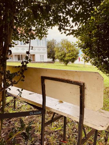 Κήπος έξω από το Beachfront Surf & Holiday House, Charming & Quiet