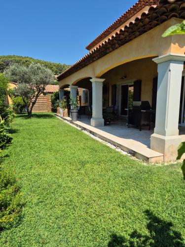 Villa au pied d'une colline