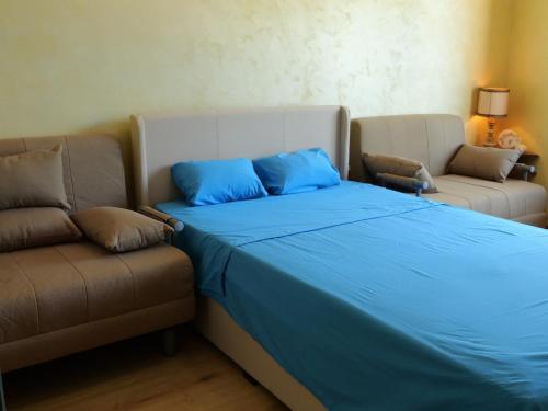 1 cama y 1 sofá en una habitación en Il Nido del Lago del Turano, en Castel di Tora