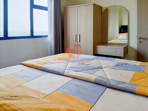 Postel nebo postele na pokoji v ubytování Newly 3BR Meikarta Apt