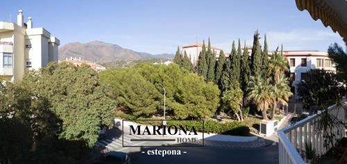 un panneau pour un hôtel Marion devant des arbres dans l'établissement Apartamento Mariona Home, à Estepona