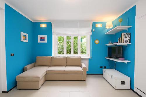 sala de estar con paredes azules y sofá en Mulinetti, en Recco