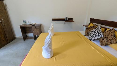Postel nebo postele na pokoji v ubytování Lily Safari Resort Udawalwa