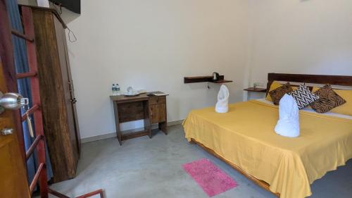 Postel nebo postele na pokoji v ubytování Lily Safari Resort Udawalwa