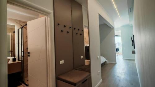 a room with a closet with a bench in it at Onix Studio Infinity 801 in Văleni