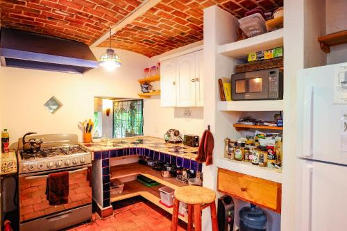 Casa Aurora Garden Retreatにあるキッチンまたは簡易キッチン