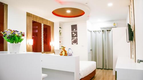 a bedroom with a white bed and a red ceiling at Sunset Residence Pinklao in Bangkok