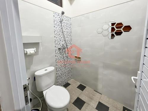 ein Badezimmer mit Toilette und Dusche in der Unterkunft Cozy 1BR Uluwatu Room Pool in Uluwatu