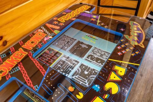 Η αίθουσα παιχνιδιών του Dollywood, golf in Pigeon Forge close to Gatlinburg, Hot tub