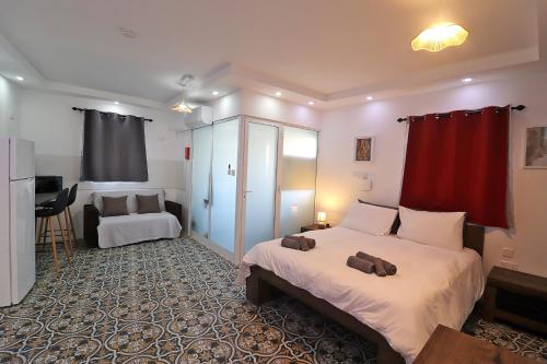 Un dormitorio con una cama grande con una cortina roja. en La Corte Trihouse 3 bedrooms, en Żabbar