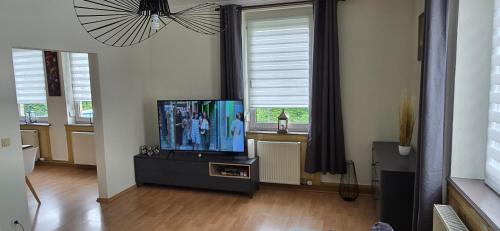 Телевизор и/или развлекательный центр в Vier Zimmer Appartment mit Küche & Bad