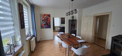 Posezení v ubytování Vier Zimmer Appartment mit Küche & Bad