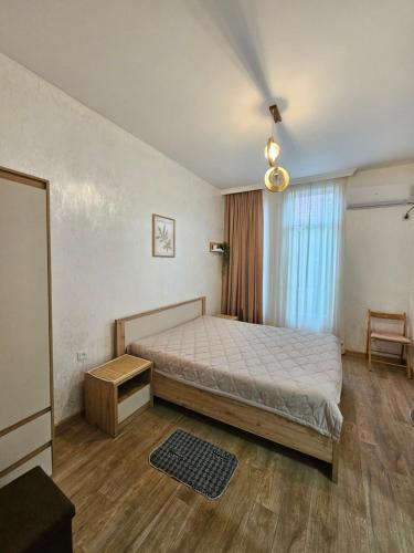 ein Schlafzimmer mit einem Bett und einem Fenster in der Unterkunft Guesthouse Maka in Ureki