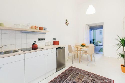 Emily Apartment self check in wifi Netflix FREE COFFEE near the Andrássy street