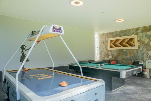 Biliár nebo kulečník v ubytování Elegant 5BR with Garden view Home in Cieneguilla