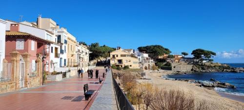 a street in a town next to the ocean at Apartamento con Jardín a 30 segundos de la playa in Calella de Palafrugell